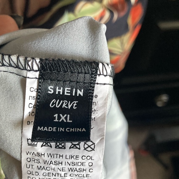 SHEIN Curve Tropical Romper - Picture 3 of 7